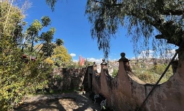 CASA ANTIGUA EN MARFIL CON INCREIBLE JARDIN