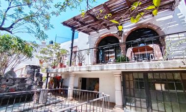 CASA ANTIGUA EN MARFIL CON INCREIBLE JARDIN