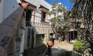 CASA ANTIGUA EN MARFIL CON INCREIBLE JARDIN