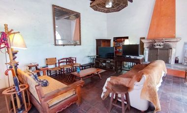 CASA ANTIGUA EN MARFIL CON INCREIBLE JARDIN