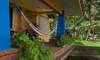 TERRENO TITULADO CON  PISCINA  / FRENTE AL MAR /  PORTOBELO / 5,500 M2