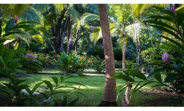 TERRENO TITULADO CON  PISCINA  / FRENTE AL MAR /  PORTOBELO / 5,500 M2