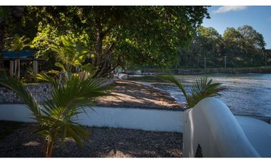 TERRENO TITULADO CON  PISCINA  / FRENTE AL MAR /  PORTOBELO / 5,500 M2