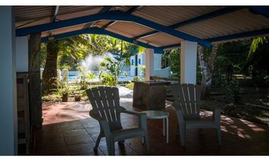 TERRENO TITULADO CON  PISCINA  / FRENTE AL MAR /  PORTOBELO / 5,500 M2