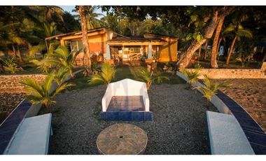 TERRENO TITULADO CON  PISCINA  / FRENTE AL MAR /  PORTOBELO / 5,500 M2