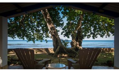 TERRENO TITULADO CON  PISCINA  / FRENTE AL MAR /  PORTOBELO / 5,500 M2