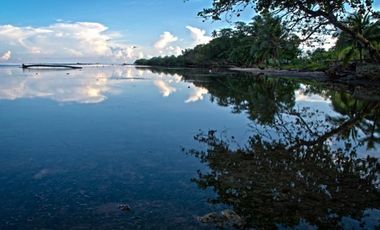 TERRENO TITULADO CON  PISCINA  / FRENTE AL MAR /  PORTOBELO / 5,500 M2