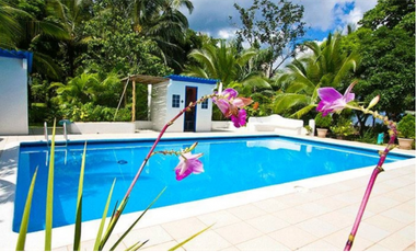 TERRENO TITULADO CON  PISCINA  / FRENTE AL MAR /  PORTOBELO / 5,500 M2