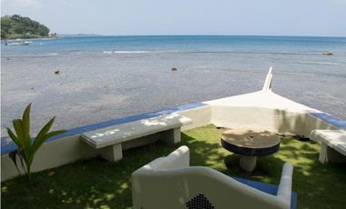 TERRENO TITULADO CON  PISCINA  / FRENTE AL MAR /  PORTOBELO / 5,500 M2