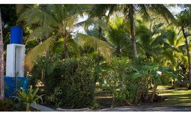 TERRENO TITULADO CON  PISCINA  / FRENTE AL MAR /  PORTOBELO / 5,500 M2