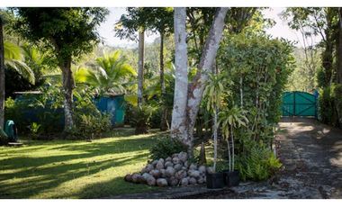 TERRENO TITULADO CON  PISCINA  / FRENTE AL MAR /  PORTOBELO / 5,500 M2