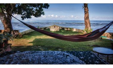 TERRENO TITULADO CON  PISCINA  / FRENTE AL MAR /  PORTOBELO / 5,500 M2