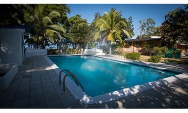 TERRENO TITULADO CON  PISCINA  / FRENTE AL MAR /  PORTOBELO / 5,500 M2