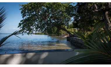 TERRENO TITULADO CON  PISCINA  / FRENTE AL MAR /  PORTOBELO / 5,500 M2
