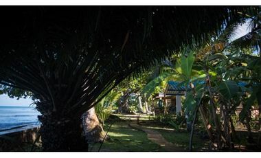 TERRENO TITULADO CON  PISCINA  / FRENTE AL MAR /  PORTOBELO / 5,500 M2