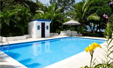 TERRENO TITULADO CON  PISCINA  / FRENTE AL MAR /  PORTOBELO / 5,500 M2