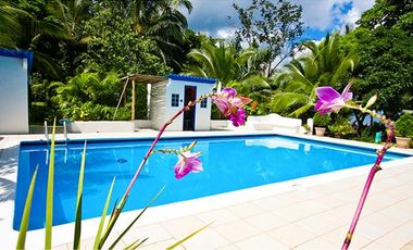 TERRENO TITULADO CON  PISCINA  / FRENTE AL MAR /  PORTOBELO / 5,500 M2