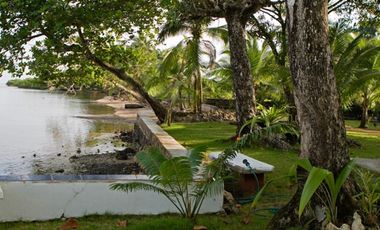TERRENO TITULADO CON  PISCINA  / FRENTE AL MAR /  PORTOBELO / 5,500 M2