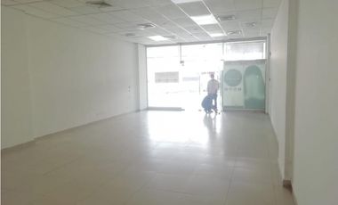 LOCAL / CENTENNIAL PLAZA / PLANTA BAJA / 80m2 / PRECIO INCLUYE MANTEN.