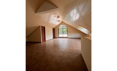 ANCON / LLANOS DE CURUNDU / 6 HABITACIONES / 767M / PATIO