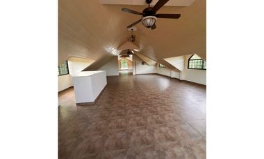 ANCON / LLANOS DE CURUNDU / 6 HABITACIONES / 767M / PATIO