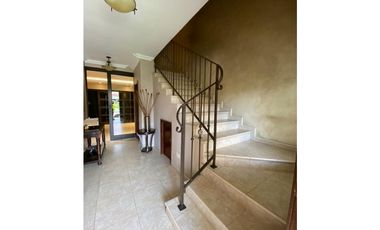 COSTA DEL ESTE / RES. PALMERAS DEL ESTE / 340m2 / 4 HABITAC. / VACIO