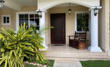 COSTA DEL ESTE / RES. PALMERAS DEL ESTE / 340m2 / 4 HABITAC. / VACIO