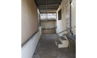 CASA PARA USO RESIDENCIAL O COMERCIAL / TUMBA MUERTO / 200m2 / 3 HABIT