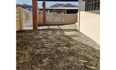 CASA PARA USO RESIDENCIAL O COMERCIAL / TUMBA MUERTO / 200m2 / 3 HABIT