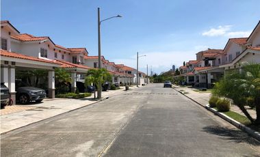 VERSALLES / QUINTAS DE VERSALLES / 276m2 /CON JARDN / 4 HABITAC.