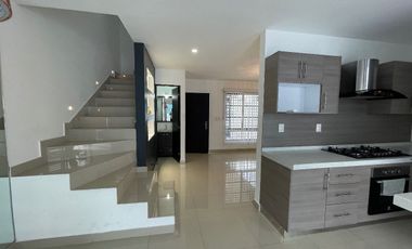 CASA EN RENTA CON ALBERCA EN CUMBRES MONTENOVA  - GARCIA NL.