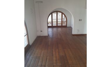 SE ARRIENDA CASA PARA USO COMERCIAL FRENTE A JUMBO SIN AMOBLAR