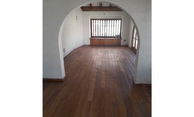 SE ARRIENDA CASA PARA USO COMERCIAL FRENTE A JUMBO SIN AMOBLAR