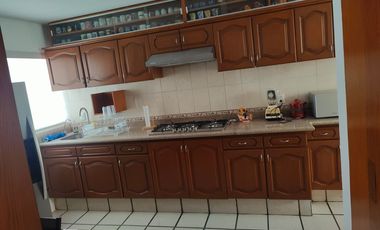 RENTA EXCELENTE CASA AMUEBLADA CHAPALITA LAS FUENTES