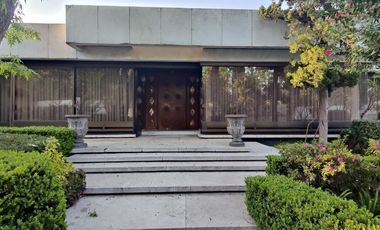 SE VENDE CASA EN ESQUINA EN LOMAS DE CHAPULTEPEC (V)