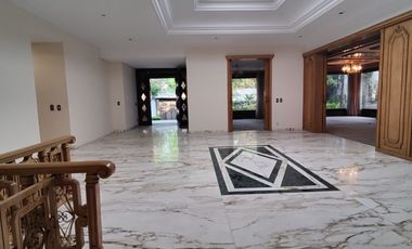 SE VENDE CASA EN ESQUINA EN LOMAS DE CHAPULTEPEC (V)