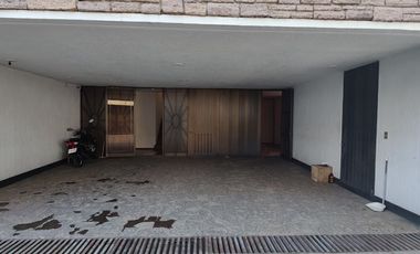 SE VENDE CASA EN ESQUINA EN LOMAS DE CHAPULTEPEC (V)