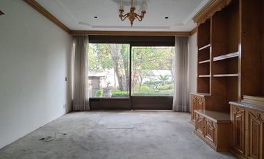 SE VENDE CASA EN ESQUINA EN LOMAS DE CHAPULTEPEC (V)
