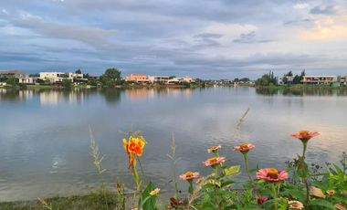 Terreno en venta a la laguna en venta en San Sebastian, Pilar.