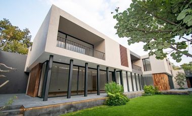 Casa nueva en calle cerrada en  Venta en Jardines  Pedregal