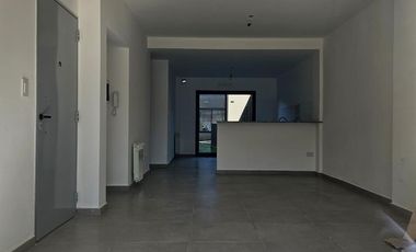 Departamento de  amb. con cochera y Patio