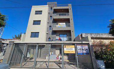 Departamento de  amb. con cochera y Patio