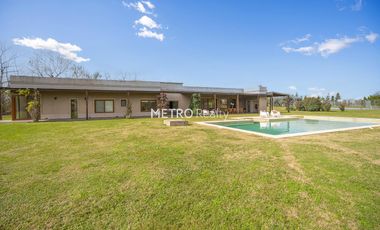Casa en Venta 5 dormitorios   Cancha de Tenis y Sauna en Loma Escondida