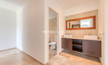 Casa en Venta 5 dormitorios   Cancha de Tenis y Sauna en Loma Escondida