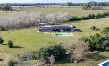 Casa en Venta 5 dormitorios   Cancha de Tenis y Sauna en Loma Escondida