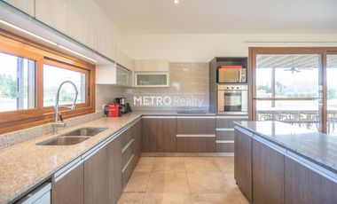 Casa en Venta 5 dormitorios   Cancha de Tenis y Sauna en Loma Escondida