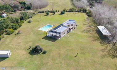 Casa en Venta 5 dormitorios   Cancha de Tenis y Sauna en Loma Escondida