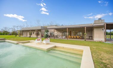 Casa en Venta 5 dormitorios   Cancha de Tenis y Sauna en Loma Escondida
