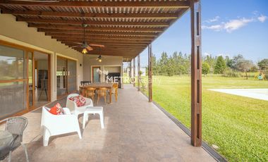 Casa en Venta 5 dormitorios   Cancha de Tenis y Sauna en Loma Escondida