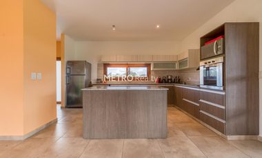 Casa en Venta 5 dormitorios   Cancha de Tenis y Sauna en Loma Escondida